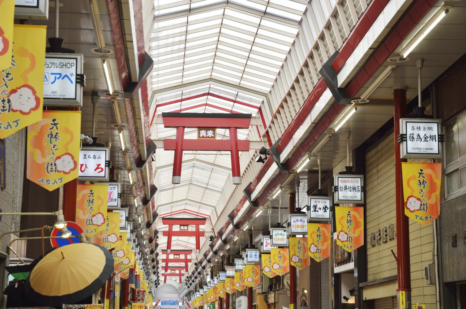 The longest shopping arcade in Japan, with a total length of about 2.6 km.
