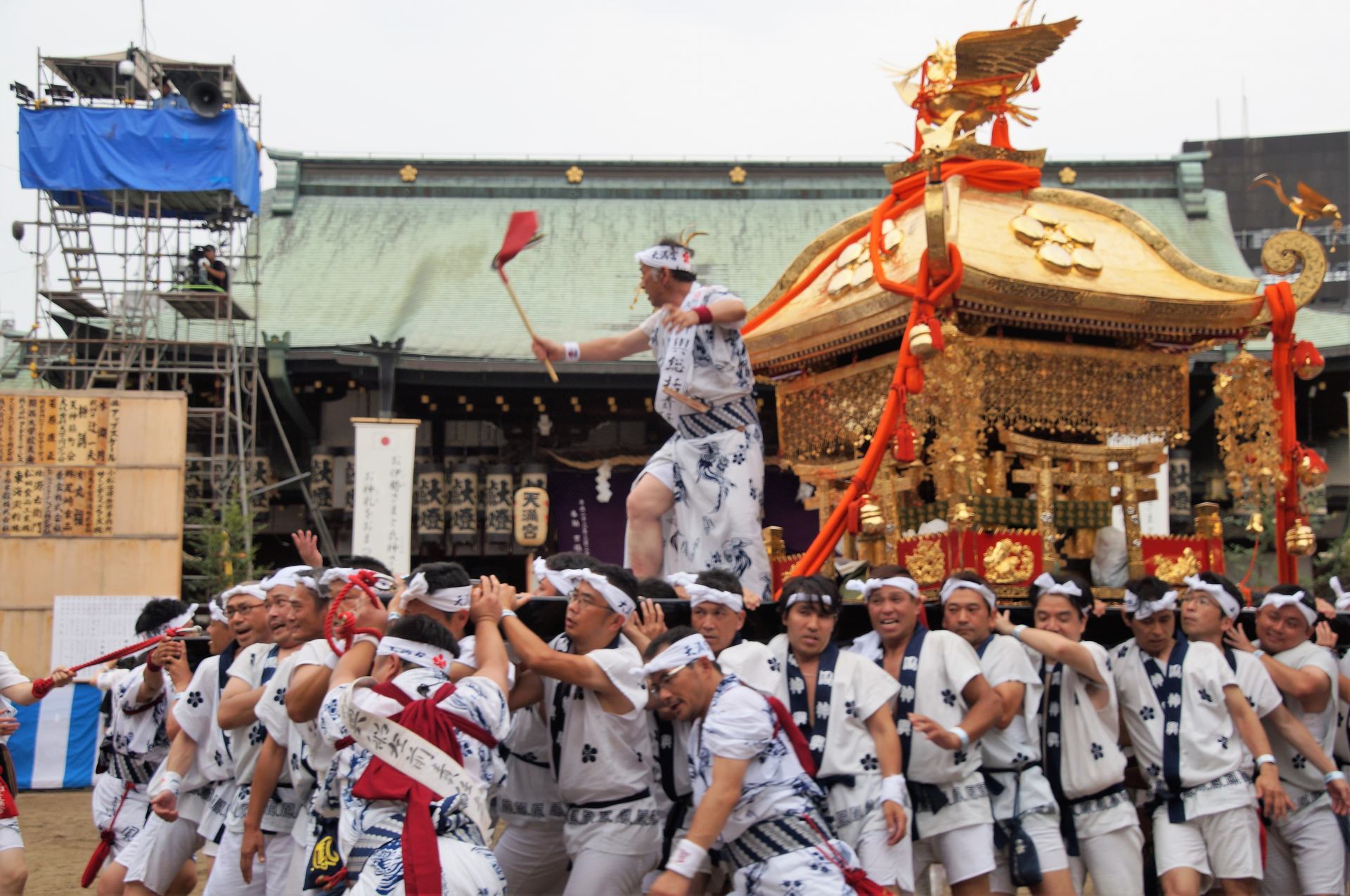 The ritual held at Osaka Tenmangu with more than 1000-year history, regarded as one of Japan’s Three Major Festivals.