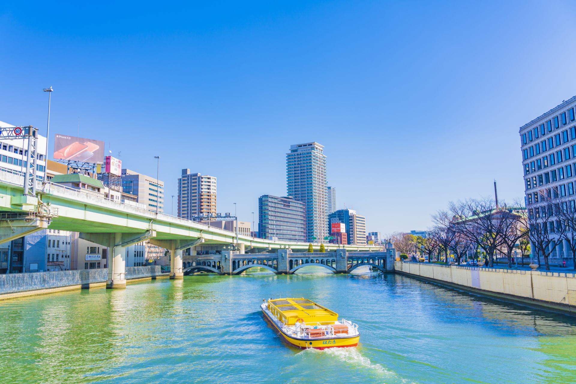Nakanoshima is the land area sandwiched between Dojima and Tosabori Rivers. This scenic spot is known for the iconic Aqua Metropolis Osaka and picturesque streetscapes filled with worldly vibes, offices and high-rise complexes.