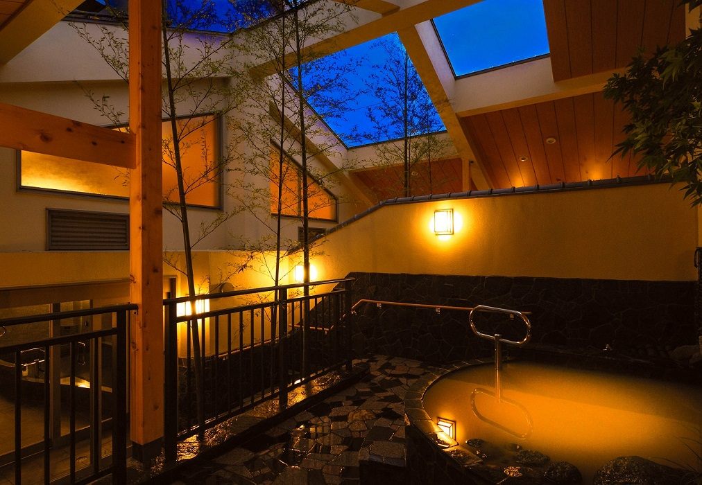 Founded in 1923, Shimizu-yu allows visitors to enjoy two types of natural hot springs: black and golden waters.