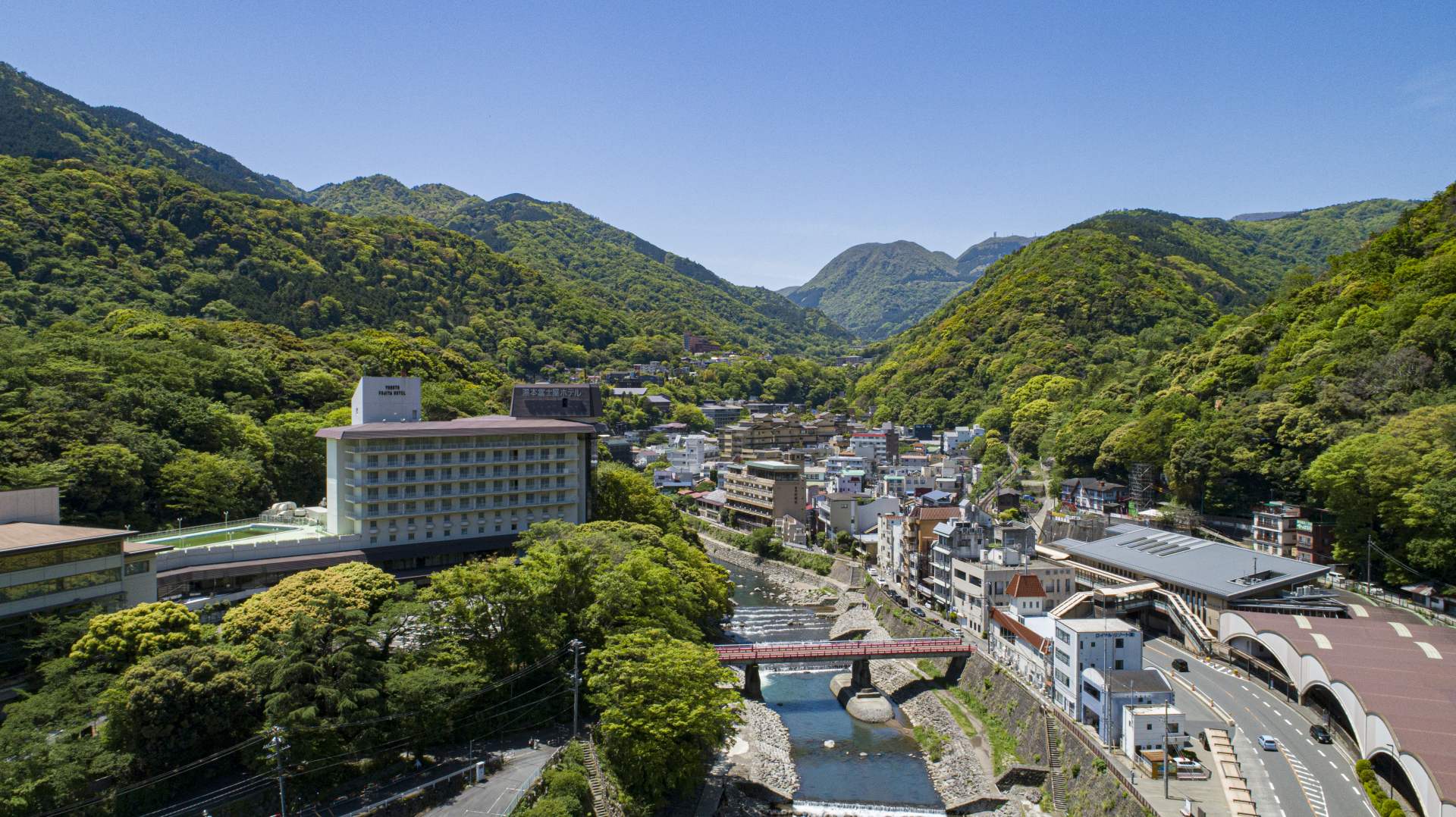 Hakone's largest hot spring resort area, with plenty of hot springs hubs to try along with stays, restaurants and shops.