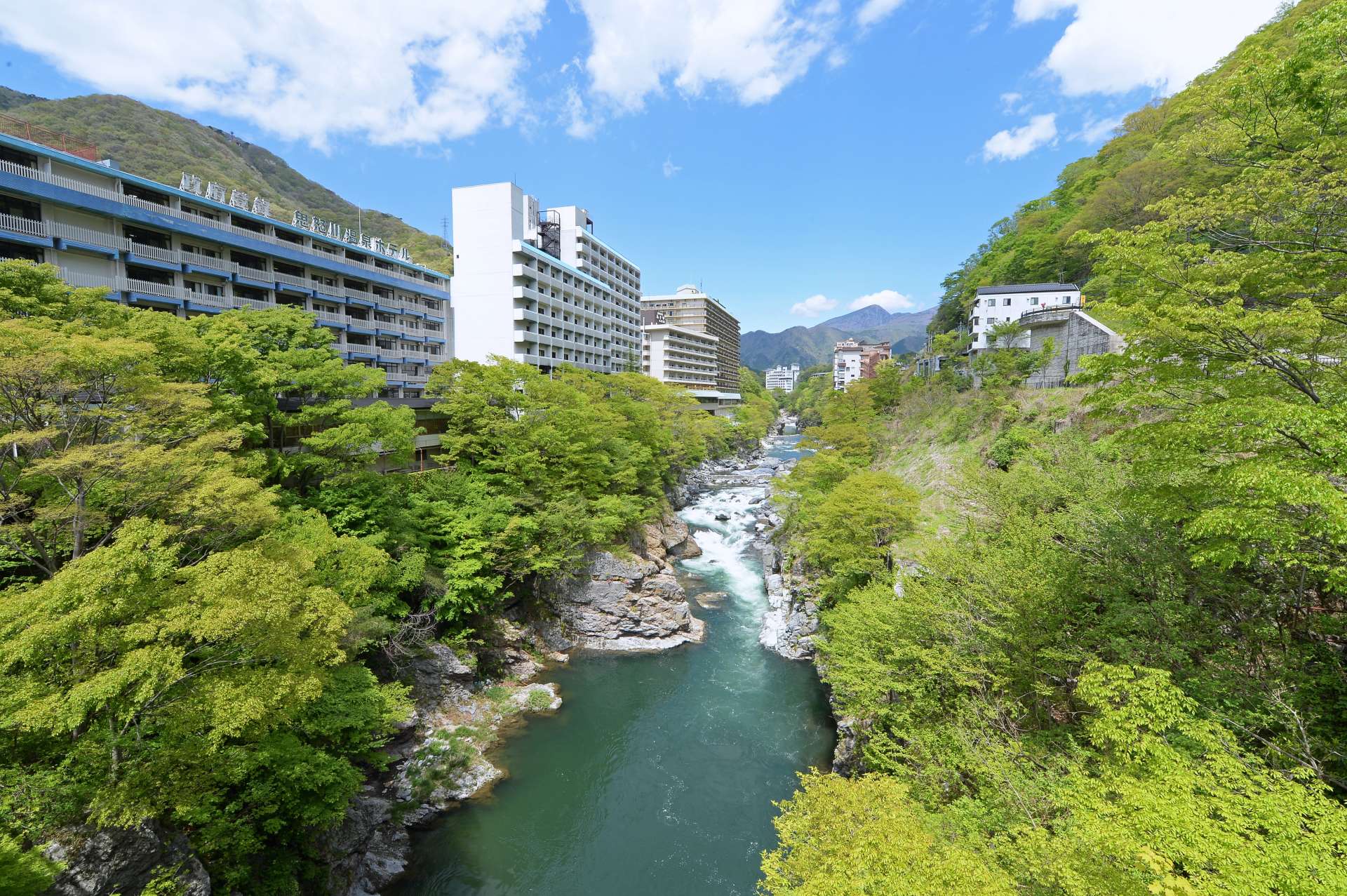 A hot spring resort where magnificent valley views await along historic, long-loved onsen.