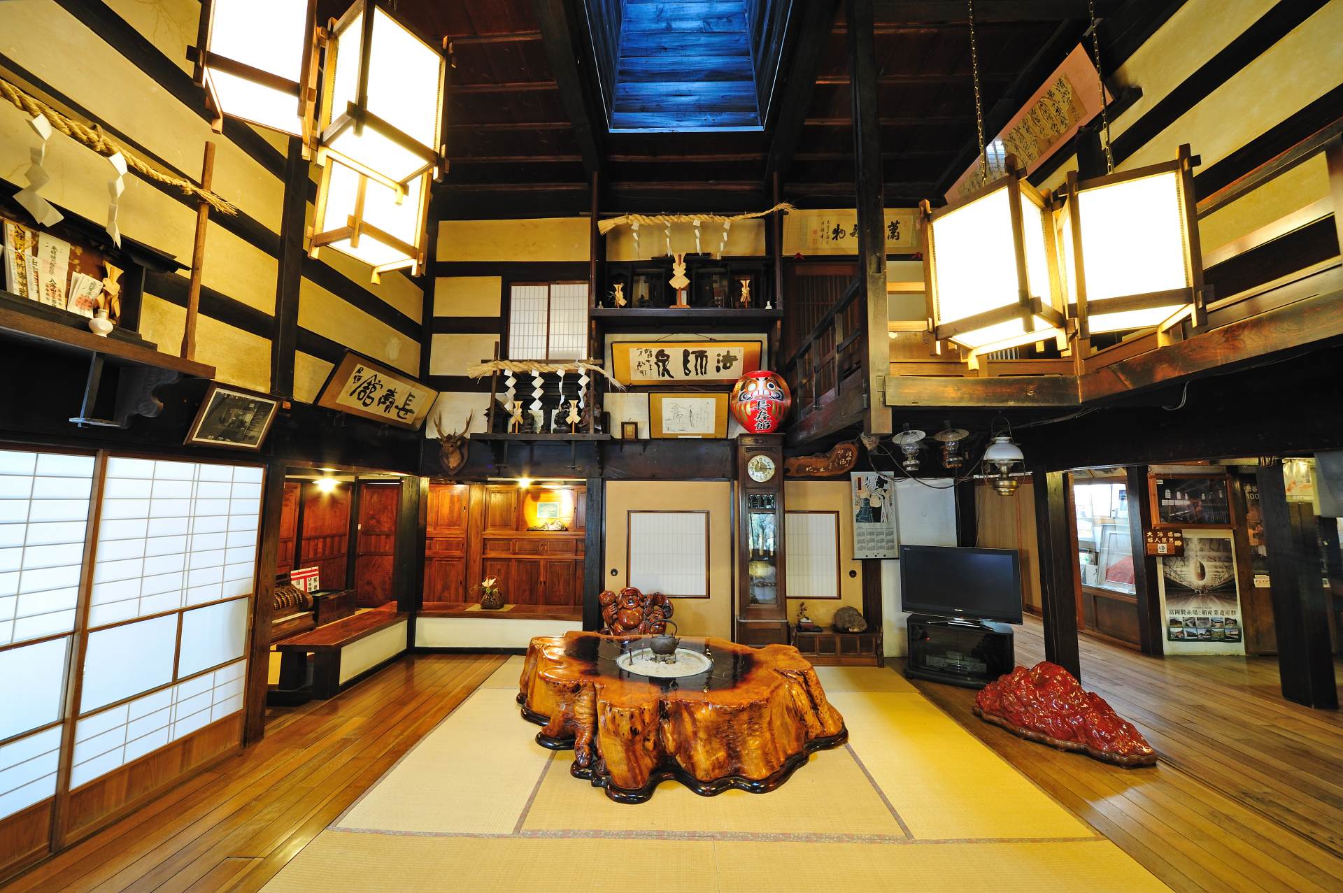 A secluded hot spring inn boasting a guest room building registered as a tangible cultural property by the country.