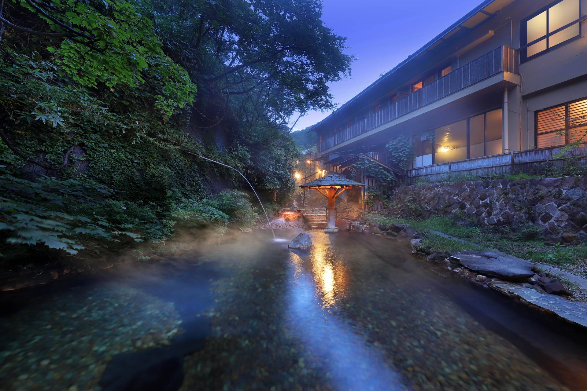 A hot spring inn resort perched in the heavens, some 1,300 meters above sea level.