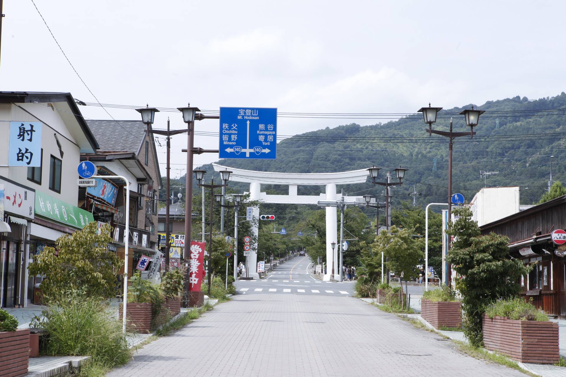 Just pass through the white “otorii" gate of Hodosan Shrine, then you can Asami Reizo.