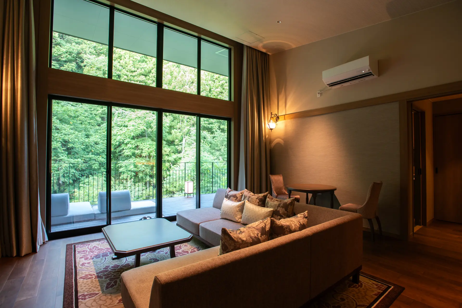 自然に溶け込むような感覚を得られる「リバービュースイート」客室