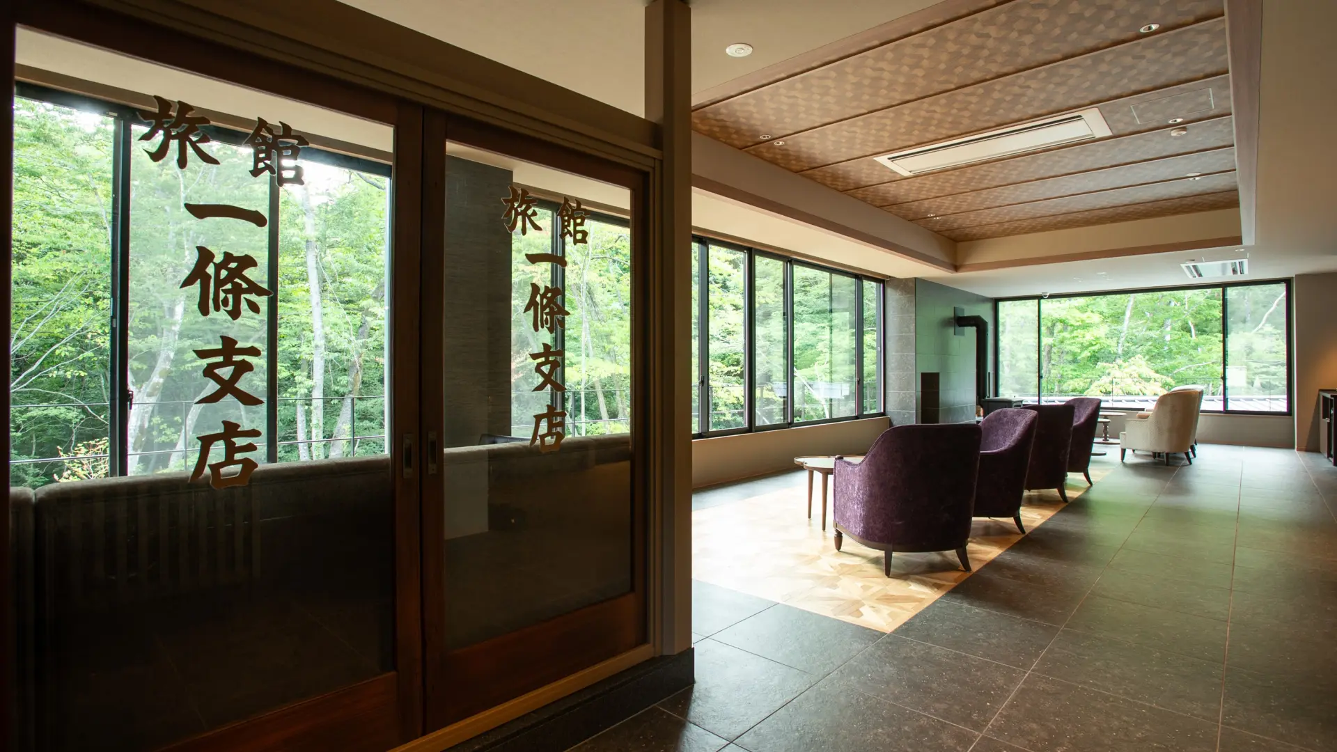 「旅館 一條支店」の木製扉は現在、「THE YUKAWA一條支店」の玄関に再び設置されている