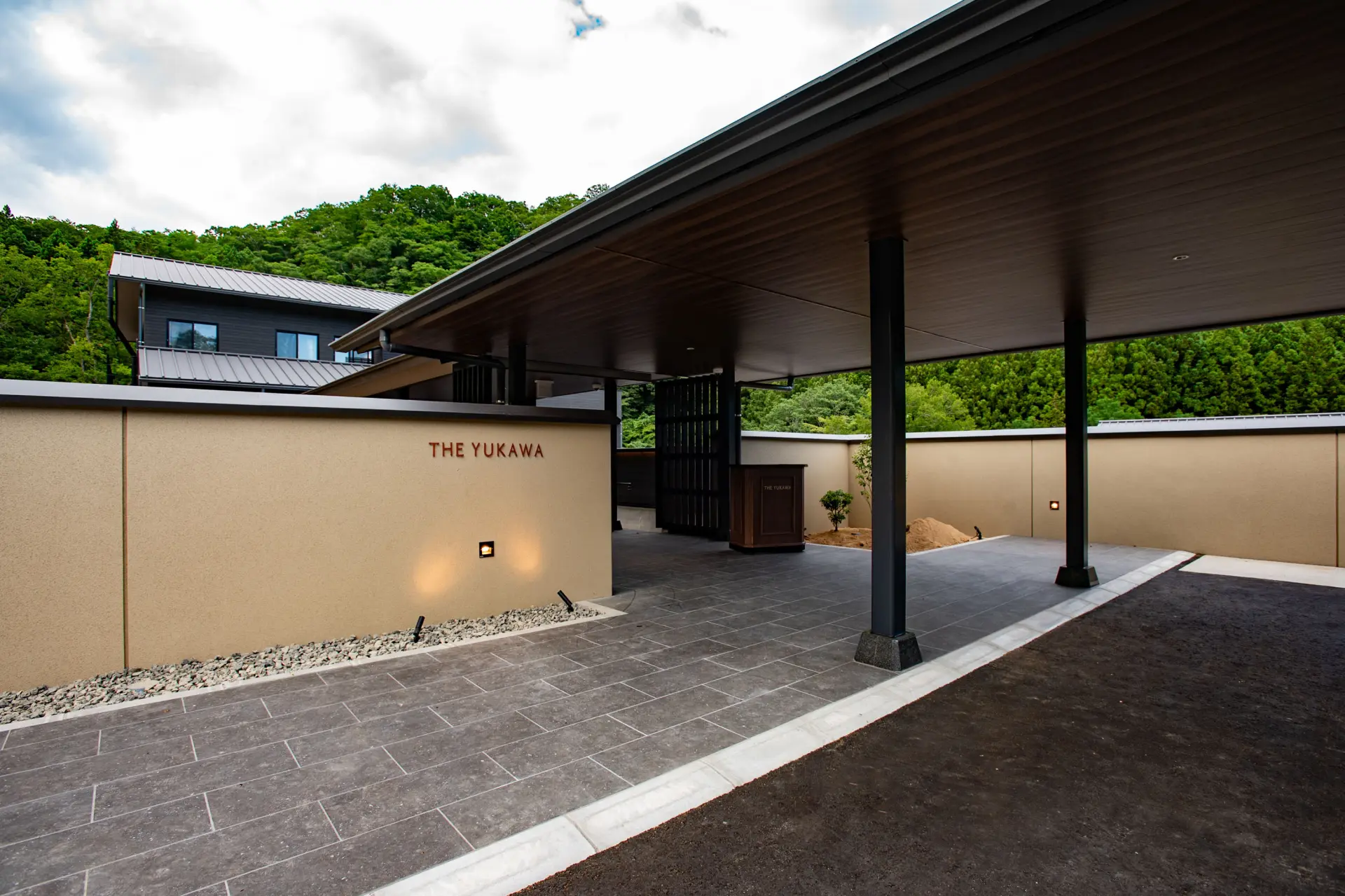 「THE YUKAWA一條支店」趣のあるエントランス