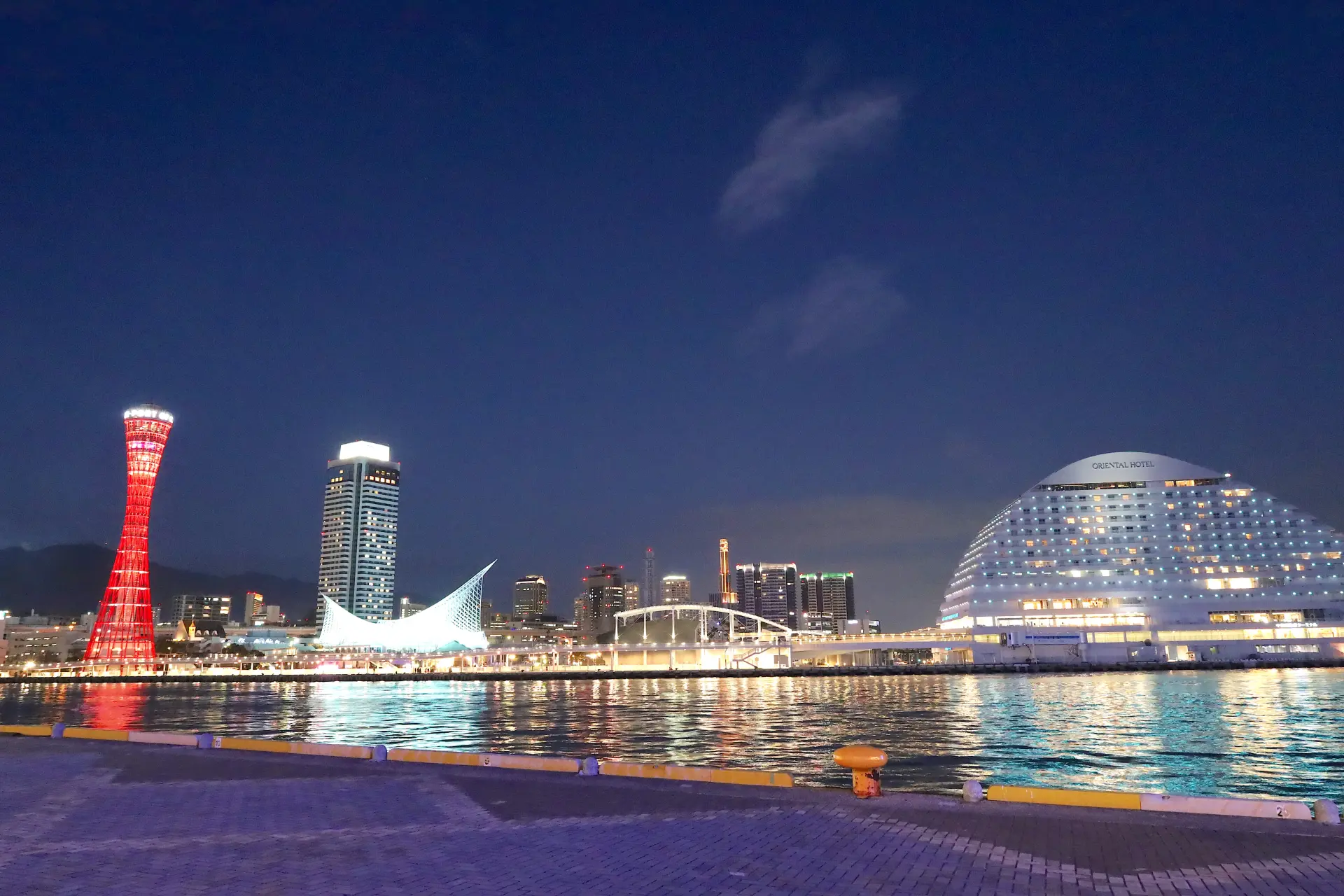 「モザイク」側から見渡せる港・市街地・六甲山系の夜景。日中とは異なるロマンティックな雰囲気を醸し出す。